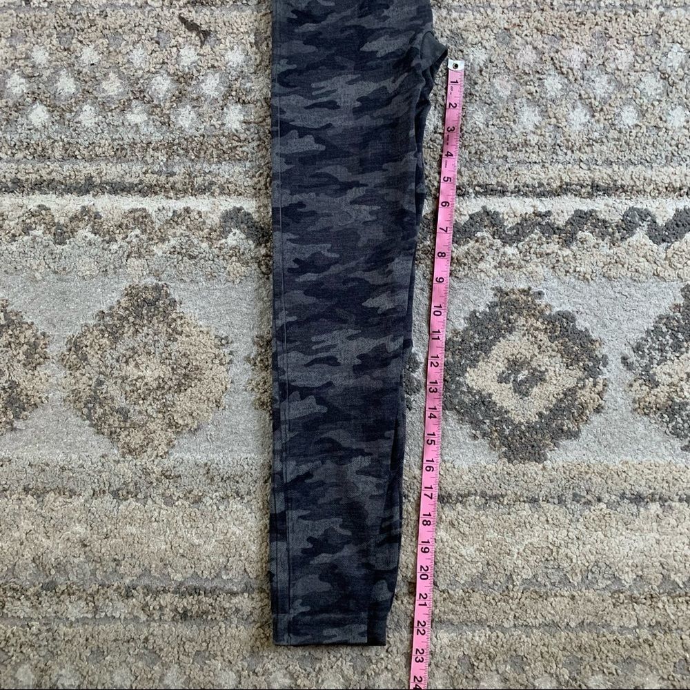 Spanx Gray Camo Look At Me Now Leggings Small - Picture 8 of 8